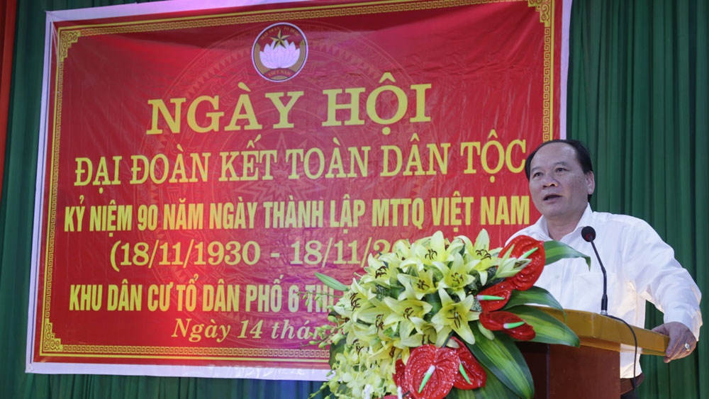 Đồng chí Trần Công Thắng, Ủy viên BTV Tỉnh ủy, Chủ tịch Ủy ban MTTQ tỉnh dự và tặng quà khu dân...